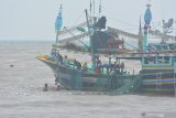 Nelayan membersihkan jaring saat cuaca buruk di Pelabuhan Panarukan, Situbondo, Jawa Timur, Kamis (8/4/2021). Sejumlah nelayan tidak melaut selama cuaca buruk dan mengisi waktu dengan memperbaiki jaring, membersihkan jaring sambil menunggu cuaca baik. Antara Jatim/Seno/zk