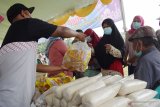 Warga antre untuk membeli kebutuhan pokok saat digelar pasar murah dalam rangka menyambut Ramadhan di Lapangan Kuwon, Karas, Kabupaten Magetan, Jawa Timur, Kamis (8/4/2021). Pemkab Magetan menggelar pasar murah guna membantu meringankan beban masyarakat menghadapi bulan Ramadhan dengan memberikan subsidi, seperti beras jenis IR-64 Super dalam kemasan lima kilogram di pasar harganya Rp47.500 disubsidi Rp12.500 menjadi Rp35.000, gula pasir harga pasar Rp12.500 per kilogram disubsidi Rp2.500 menjadi Rp10 ribu, minyak goreng Rp14.000 per liter disubsidi Rp4 ribu menjadi Rp10 ribu, telur ayam Rp23 ribu disubsidi Rp5 ribu menjadi Rp18 ribu. Antara Jatim/Siswowidodo/zk