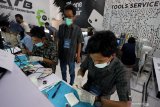 Asesor dari Badan Nasional Sertifikasi Professi (BNSP) mengawasi peserta ujian saat berlangsungnya sertifikasi teknisi ponsel di Kota Blitar, Jawa Timur, Jumat (9/4/2021). Sertifikasi yang bertujuan untuk menjamin profesionalisme tenaga teknisi servis ponsel tersebut dilaksanakan secara tatap muka, dengan tetap menerapkan protokol kesehatan ketat guna mengantisipasi penyebaran COVID-19. Antara Jatim/Irfan Anshori/zk