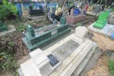  Warga membersihkan makam di Komplek Pemakaman Astah Barat, Pamekasan, Jawa Timur, Jumat (9/4/2021). Bersih-bersih makam keluarga atau tradisi 'Ngosar' yang dilakukan sepekan sebelum bulan puasa dan sebelum Idul Fitri, merupakan tradisi penghormatan sekaligus mendoakan keluarganya yang sudah meninggal.  Antara Jatim/Saiful Bahri/zk