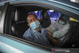 Petugas kesehatan menyuntikkan vaksin COVID-19 kepada pengemudi taksi saat vaksinasi bagi pengemudi transportasi publik dan lansia di Buah Batu, Bandung, Jawa Barat, Jumat (9/4/2021). Kementerian Kesehatan bekerjasama dengan penyedia jasa transportasi publik memberikan vaksin COVID-19 kepada 1.000 warga lansia serta 500 pengemudi taksi dan travel sebagai salah satu upaya percepatan program vaksinasi nasional tahap kedua. ANTARA JABAR/Raisan Al Farisi/agr