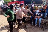 Seratusan pengungsi dirawat karena kelelahan menunggu Presiden Jokowi