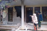 Warga menyaksikan rumah yang rusak akibat gempa di Kecamatan Turen, Kabupaten Malang, Jawa Timur, Sabtu (10/4/2021). Gempa yang berkekuatan kurang lebih magnitudo (m) 6,7 yang terjadi di wilayah Kabupaten Malang tersebut menyebabkan sejumlah rumah warga rusak dan goncangan di sejumlah wilayah di Jawa Timur. Antara Jatim/STR/SA/ZK