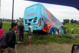 Ini kronologis tabrakan beruntun di Sumbawa, sopir terjepit dalam mobil