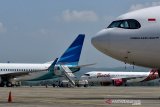 LARANGAN OPERASIONAL MODA TRANSPORTASI IDULFITRI. Pekerja melakukan  bongkar muat kargo dari pesawat Garuda Indonesia saat tiba di Bandara Internasional Sultan Iskandar Muda, Blangbintang, Kabupaten Aceh Besar, Aceh, Jumat (9/4/2021). Pemerintah menerbitkan aturan pengendalian transportasi melarang penggunaan atau pengoperasian semua moda transportasi, antara lain moda darat, udara, laut dan termasuk perkeretaapian terhitung tanggal 6 - 17 Mei 2021 dalam rangka pencegahan penyebaran COVID-19 selama idul Fitri 1442 H. ANTARA FOTO/Ampelsa.