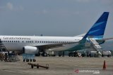 LARANGAN OPERASIONAL MODA TRANSPORTASI IDULFITRI. Pekerja melakukan  bongkar muat kargo dari pesawat Garuda Indonesia saat tiba di Bandara Internasional Sultan Iskandar Muda, Blangbintang, Kabupaten Aceh Besar, Aceh, Jumat (9/4/2021). Pemerintah menerbitkan aturan pengendalian transportasi melarang penggunaan atau pengoperasian semua moda transportasi, antara lain moda darat, udara, laut dan termasuk perkeretaapian terhitung tanggal 6 - 17 Mei 2021 dalam rangka pencegahan penyebaran COVID-19 selama idul Fitri 1442 H. ANTARA FOTO/Ampelsa.