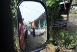  Petugas Badan Penanggulangan Bencana Daerah (BPBD) mengirim bantuan air bersih di Desa Sopet, Jangkar, Situbondo, Jawa Timur, Jumat (9/4/2021). Bantuan air bersih untuk 200 kepala keluarga di dusun tersebut diperlukan pasca pipa saluran air putus terkena longsor dua bulan terakhir. Antara Jatim/Seno/zk
