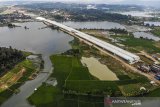 Foto udara proyek pembagunan Jalan Tol Jakarta - Cikampek II Selatan di Karawang, Jawa Barat, Sabtu (10/4/2021). Kementerian Pekerjaan Umum dan Perumahan Rakyat (PUPR) bersama PT Jasamarga Jakarta Cikampek (Japek) Selatan menyatakan, progres pembangunan konstruksi jalan tol Japek II Selatan seksi 3 Taman Mekar - Sadang sepanjang 27,85 Km telah mencapai 42,58 persen yang ditargetkan rampung pada Maret 2022. ANTARA JABAR/M Ibnu Chazar/agr