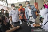 Menteri Kesehatan Budi Gunadi Sadikin (ketiga kiri) didampingi Gubernur Jawa Barat Ridwan Kamil (kedua kanan) dan Direktur Eksekutif Shopee Indonesia Handhika Jahja (tengah) berbincang dengan tenaga kesehatan saat mengunjungi Pusat Vaksinasi Shopee di Kiara Artha Park, Bandung, Jawa Barat, Sabtu (10/4/2021). Shopee bekerja sama dengan Kementerian Kesehatan, Pemprov Jawa Barat dan Pemkot Bandung menggelar Pusat Vaksinasi Shopee secara gratis yang diperuntukan bagi warga lanjut usia, aparatur sipil negara dan pelayan publik. ANTARA JABAR/M Agung Rajasa/agr