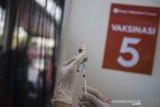 Vaksinator mengambil cairan vaksin COVID-19 sebelum diberikan kepada warga di Pusat Vaksinasi Shopee, Kiara Artha Park, Bandung, Jawa Barat, Sabtu (10/4/2021). Shopee bekerja sama dengan Kementerian Kesehatan, Pemprov Jawa Barat dan Pemkot Bandung menggelar Pusat Vaksinasi Shopee secara gratis yang diperuntukan bagi warga lanjut usia, aparatur sipil negara dan pelayan publik. ANTARA JABAR/M Agung Rajasa/agr