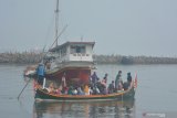 Sejumlah santri menaiki perahu sebelum naik Kapal Layar Motor di Pelabuhan Kalbut, Mangaran, Situbondo, Jawa Timur, Sabtu (10/4/2021). Sejumlah santri yang belajar di pondok pesantren (Ponpes) mulai pulang kampung ke Pulau Sapudi, Sumenep menyusul datangnya Bulan Ramadhan dan aktivitas belajar di Ponpes libur. Antara Jatim/Seno/zk