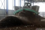Petugas mengoperasikan alat pengolahan sampah berupa composting plant di Tempat Pembuangan Akhir (TPA) Sampah di Jabon, Sidoarjo, Jawa Timur, Sabtu (10/4/2021). Kementerian PUPR bekerja sama dengan pemerintah Jerman mengembangkan teknologi pada Tempat Pembuangan Akhir (TPA) di Jabon dalam Program Emission Reduction in CitiesSolid Waste Management (ERIC-SWM) dengan modernisasi pengolahan sampah agar lebih ramah lingkungan. Antara Jatim/Umarul Faruq/zk