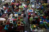 Aktivitas konsumen dan pedagang sayur dan rempah-rempah di pasar tradisional Peunayong, Banda Aceh, Aceh, Sabtu (10/4/2021). Menurut pedagang menjelang tradisi hari pemotongan hewan peliharaan (meugang) dan bulan Ramadhan permintaan rempah-rempah mengalami peningkatan hingga 50 persen dibanding hari biasa. Antara Aceh/Irwansyah Putra.