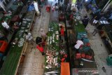 Pedagang menata ikan laut yang dijajakan di pasar tradisional Peunayong, Banda Aceh, Aceh, Sabtu (10/4/2021). Menurut pedagang menjelang tradisi hari pemotongan hewan peliharaan (meugang) dan bulan Ramadhan persediaan ikan segar mulai berkurang karena para nelayan mulai libur melaut . Antara Aceh/Irwansyah Putra.
