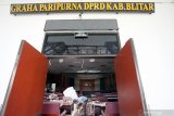 Petugas membersihkan puing-puing yang runtuh di Ruang Sidang Paripurna DPRD Kabupaten Blitar yang rusak parah akibat dampak gempa bumi magnitudo 6,1 SR di Blitar, Jawa Timur, Sabtu (19/4/2021). Akibat gempa tersebut, sejumlah rumah, gedung fasilitas umum, dan tempat ibadah di sekitar 8 kecamatan di wilayah Kota dan Kabupaten Blitar dilaporkan rusak. Antara Jatim/Irfan Anshori/zk.