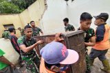 Sejumlah anggota TNI bersama relawan bergotong royong mengevakuasi perabot dari dalam rumah warga yang ambruk terdampak gempa di Trenggalek, Jawa Timur, Ahad (11/4/2021). Di daerah ini, tercatat ada 63 bangunan yang tersebar di 27 desa 11 kecamatan dilaporkan rusak terdampak gempa bermagnitudo 6,7 dengan episentrum sekitar 90 kilometer arah barat daya Kabupaten Malang dan kedalaman sekitar35 kilometer bawah laut Samudera Indonesia pada Sabtu (10/4) siang. Antara Jatim/Destyan Sujarwoko/zk.