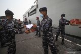 Prajurit TNI Angkatan Laut bahu-membahu memasukkan bantuan ke dalam KRI Semarang-594 di Dermaga Ujung, Koarmada II, Surabaya, Jawa Timur, Sabtu (10/4/2021). Koarmada II melepas KRI Semarang-594 untuk mengirimkan bantuan logistik dari berbagai instansi TNI Angkatan Laut, Pemerintah Kota Surabaya, masyarakat perorangan serta sejumlah donatur guna meringankan beban bagi korban bencana alam di Nusa Tenggara Timur. Antara Jatim/Moch Asim/zk.