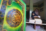 Anggota remaja mushalla menata Al Quran di mushalla Baiturrahman Kelurahan Gladak Anyar, Pamekasan, Jawa Timur, Minggu (11/4/2021). Menjelang bulan Ramadhan tahun ini sejumlah masjid dan mushalla di daerah itu  dibersihkan dan dirapikan guna memberikan rasa nyaman saat menjalankan ibadah puasa. Antara Jatim/Saiful Bahri/zk.