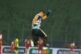 Penjaga gawang Persija Jakarta, Andritani melakukan selebrasi usai timnya menang atas Barito Putera dalam Babak Perempat Final Piala Menpora di Stadion Kanjuruhan, Malang, Jawa Timur, Sabtu (10/4/2021). Persija Jakarta melaju ke babak semifinal usai menang dengan skor akhir 1-0.  Antara Jatim/Ari Bowo Sucipto/zk.