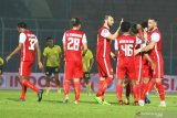 Pesepak bola Persija Jakarta melakukan selebrasi usai mengalahkan Barito Putera dalam Babak Perempat Final Piala Menpora di Stadion Kanjuruhan, Malang, Jawa Timur, Sabtu (10/4/2021). Persija Jakarta melaju ke babak semifinal usai menang dengan skor akhir 1-0.  Antara Jatim/Ari Bowo Sucipto/zk.