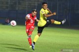 Pesepak bola Persija Jakarta, Rezaldi Hehanusa (kiri) menghalau bola dari pesepak bola Barito Putera, Abrizal Umanailo (kanan) dalam Babak Perempat Final Piala Menpora di Stadion Kanjuruhan, Malang, Jawa Timur, Sabtu (10/4/2021). Antara Jatim/Ari Bowo Sucipto/zk.