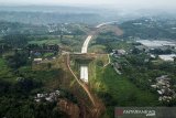 Foto udara proyek pembangunan jalan tol Bogor-Ciawi-Sukabumi (Bocimi) seksi II di Cigombong, Kabupaten Sukabumi, Jawa Barat, Minggu (11/4/2021). Badan Pengatur Jalan Tol (BPJT) menargetkan konstruksi seksi II Cigombong-Cibadak pada proyek Jalan Tol Bocimi rampung pada pertengahan 2021 dan proyek secara keseluruhan dengan panjang 54 kilometer tersebut telah mencapai 75,50 persen. ANTARA JABAR/Raisan Al Farisi/agr