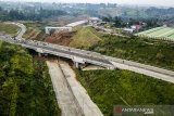 Foto udara proyek pembangunan Jalan Tol Bogor-Ciawi-Sukabumi (Bocimi) seksi II di Cigombong, Kabupaten Sukabumi, Jawa Barat, Minggu (11/4/2021). Badan Pengatur Jalan Tol (BPJT) menargetkan konstruksi seksi II Cigombong-Cibadak pada proyek Jalan Tol Bocimi rampung pada pertengahan 2021 dan proyek secara keseluruhan dengan panjang 54 kilometer tersebut telah mencapai 75,50 persen. ANTARA JABAR/Raisan Al Farisi/agr
