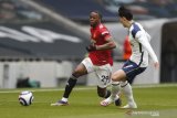 Pesepak bola Manchester United Aaron Wan-Bissaka (kiri) berupaya melewati penjagaan pesepak bola Tottenham Hotspur Son Heung-min (kanan) dalam laga lanjutan Liga Inggris, di Stadion Tottenham Hotspur, London, Inggris, Minggu (11/4/2021). ANTARA FOTO/Pool via Reuters-Matthew Childs /hp.