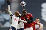 Pesepak bola Manchester United Paul Pogba (kanan) berebut bola dengan pesepak bola Tottenham Hotspur Lucas Moura (kiri) dalam laga lanjutan Liga Inggris, di Stadion Tottenham Hotspur, London, Inggris, Minggu (11/4/2021). ANTARA FOTO/Pool via Reuters-Adrian Dennis/hp