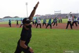 Pejabat Kepala Organisasi Perangkat Daerah (OPD) Pemkot Madiun mengikuti test kebugaran di Stadion Wilis Kota Madiun, Jawa Timur, Sabtu (10/4/2021). Tes kebugaran yang diikuti Wali Kota Maidi dan seluruh pejabat kepala OPD meliputi cek kesehatan, senam dan berlari atau berjalan cepat sesuai kemampuan sejauh 1.600 meter, sebagai salah satu upaya meningkatkan kinerja jantung, paru-paru dan otot guna mengetahui tingkat kebugaran serta deteksi dini penyakit tidak menular. Antara Jatim/Siswowidodo/zk.