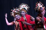 Siswa jurusan Seni Tari menampilkan koreografi  karya tari kreasinya di SMKN 1 Banyuwangi, Jawa Timur, Sabtu (10/4/2021). Sebanyak delapan  koreografi kreasi siswa kelas 12 itu dipertunjukan sebagai syarat kelulusan yang harus ditampilkan. Antara Jatim/Budi Candra Setya/zk.