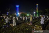 Jamaah melaksanakan shalat Tarawih pertama di Masjid Raya Sabilal Muhtadin, Banjarmasin, Kalimantan Selatan, Senin (12/4/2021). Pemerintah melalui Kementerian Agama telah menetapkan awal puasa atau 1 Ramadhan 1442 Hijriah jatuh pada hari Selasa, 13 April 2021 dan mengizinkan menggelar shalat Tarawih secara berjamaah dengan tetap menerapkan protokol kesehatan COVID-19. Foto Antaranews Kalsel/Bayu Pratama S.