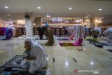 Jamaah melaksanakan shalat Tarawih pertama di Masjid Raya Sabilal Muhtadin, Banjarmasin, Kalimantan Selatan, Senin (12/4/2021). Pemerintah melalui Kementerian Agama telah menetapkan awal puasa atau 1 Ramadhan 1442 Hijriah jatuh pada hari Selasa, 13 April 2021 dan mengizinkan menggelar shalat Tarawih secara berjamaah dengan tetap menerapkan protokol kesehatan COVID-19. Foto Antaranews Kalsel/Bayu Pratama S.