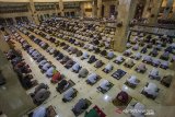 Jamaah melaksanakan shalat Tarawih pertama di Masjid Raya Sabilal Muhtadin, Banjarmasin, Kalimantan Selatan, Senin (12/4/2021). Pemerintah melalui Kementerian Agama telah menetapkan awal puasa atau 1 Ramadhan 1442 Hijriah jatuh pada hari Selasa, 13 April 2021 dan mengizinkan menggelar shalat Tarawih secara berjamaah dengan tetap menerapkan protokol kesehatan COVID-19. Foto Antaranews Kalsel/Bayu Pratama S.