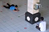 Umat Muslim menunggu waktu shalat saat hari pertama puasa Ramadhan 1442 H di Masjid Agung Sudirman, Denpasar, Bali, Selasa (13/4/2021). Umat Muslim memanfaatkan waktu menunggu berbuka puasa untuk melakukan ibadah di masjid seperti dengan dengan tadarus atau membaca kitab suci Al Quran. ANTARA FOTO/Fikri Yusuf/nym.
