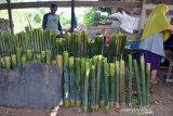 LEMANG BAMBU KHAS RAMADHAN. Warga memasak lemang bambu usaha rumahan di Desa Lambaro Skeep, Kecamatan Syiah Kuala, Banda Aceh, Aceh, Selasa (13/4/2021). Lemang bambu yang ramai diproduksi pada bulan ramadhan untuk menu berbuka puasa di daerah itu ditawarkan seharga Rp. 20.000 hingga  Rp.70.000 per batang menurut ukuran dan besarnya. ANTARA FOTO/Ampelsa.