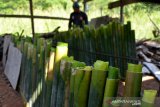 LEMANG BAMBU KHAS RAMADHAN. Warga memasak lemang bambu usaha rumahan di Desa Lambaro Skeep, Kecamatan Syiah Kuala, Banda Aceh, Aceh, Selasa (13/4/2021). Lemang bambu yang ramai diproduksi pada bulan ramadhan untuk menu berbuka puasa di daerah itu ditawarkan seharga Rp. 20.000 hingga  Rp.70.000 per batang menurut ukuran dan besarnya. ANTARA FOTO/Ampelsa.