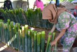 LEMANG BAMBU KHAS RAMADHAN. Warga memasak lemang bambu usaha rumahan di Desa Lambaro Skeep, Kecamatan Syiah Kuala, Banda Aceh, Aceh, Selasa (13/4/2021). Lemang bambu yang ramai diproduksi pada bulan ramadhan untuk menu berbuka puasa di daerah itu ditawarkan seharga Rp. 20.000 hingga  Rp.70.000 per batang menurut ukuran dan besarnya. ANTARA FOTO/Ampelsa.