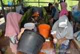 LEMANG BAMBU KHAS RAMADHAN. Warga memasak lemang bambu usaha rumahan di Desa Lambaro Skeep, Kecamatan Syiah Kuala, Banda Aceh, Aceh, Selasa (13/4/2021). Lemang bambu yang ramai diproduksi pada bulan ramadhan untuk menu berbuka puasa di daerah itu ditawarkan seharga Rp. 20.000 hingga  Rp.70.000 per batang menurut ukuran dan besarnya. ANTARA FOTO/Ampelsa.