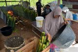 LEMANG BAMBU KHAS RAMADHAN. Warga memasak lemang bambu usaha rumahan di Desa Lambaro Skeep, Kecamatan Syiah Kuala, Banda Aceh, Aceh, Selasa (13/4/2021). Lemang bambu yang ramai diproduksi pada bulan ramadhan untuk menu berbuka puasa di daerah itu ditawarkan seharga Rp. 20.000 hingga  Rp.70.000 per batang menurut ukuran dan besarnya. ANTARA FOTO/Ampelsa.