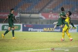 Tim sepak bola PSS Sleman melakukan selebrasi usai mengalahkan Bali United seusai pertandingan perempat final Piala Menpora 2021 di stadion Si Jalak Harupat, Kabupaten Bandung, Jawa Barat, Senin (12/4/2021). PSS Sleman melaju ke semifinal setelah mengalahkan Bali United melalui adu pinalti dengan skor akhir 4-2. ANTARA JABAR/M Agung Rajasa/agr