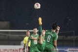 Pesepak bola PSS Sleman Fabiano (tengah) melakukan tendangan saat pertandingan sepak bola perempat final Piala Menpora 2021 di stadion Si Jalak Harupat, Kabupaten Bandung, Jawa Barat, Senin (12/4/2021). PSS Sleman melaju ke semifinal setelah mengalahkan Bali United melalui adu pinalti dengan skor akhir 4-2. ANTARA JABAR/M Agung Rajasa/agr