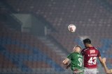 Pesepak bola PSS Sleman Maslac Mario (kiri) berebut menyundul bola dengan pesepak bola Bali United W. Pacheco (kanan) saat pertandingan sepak bola perempat final Piala Menpora 2021 di stadion Si Jalak Harupat, Kabupaten Bandung, Jawa Barat, Senin (12/4/2021). PSS Sleman melaju ke semifinal setelah mengalahkan Bali United melalui adu pinalti dengan skor akhir 4-2. ANTARA JABAR/M Agung Rajasa/agr