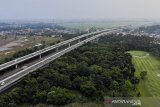 Foto udara sejumlah kendaraan melintas di Jalan Layang MBZ (Mohamed Bin Zayed), Karawang, Jawa Barat, Senin (12/4/2021). Kementerian Pekerjaan Umum dan Perumahan Rakyat (PUPR) berharap penetapan nama baru tol layang Jakarta-Cikampek atau Japek II elevated menjadi Jalan Layang MBZ dapat meningkatkan kerja sama antara Indonesia dengan Uni Emirat Arab (UEA). ANTARA JABAR/M Ibnu Chazar/agr