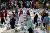 Warga antre mengambil paket sembako dari masyarakat muslim Eropa dan Turki di komplek SMA Modal Bangsa, Aceh Besar, Aceh, Rabu (14/4/2021). Masyarakat muslim Eropa dan Turki yang difasilitisi Yayasan Kafalah Indonesia dan alumni SMA Modal Bangsa menyalurkan 2.222 paket sembako untuk warga kurang mampu guna memenuhi kebutuhan Ramadhan. Antara Aceh/Irwansyah Putra.