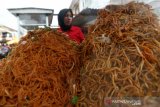 Pedagang musiman menjajakan berbagai jenis kuliner dan takjil menu berbuka puasa di pasar takjil Ramadhan, Banda Aceh, Aceh, Rabu (14/4/2021). Dinas Koperasi UKM dan Perdagangan Kota Banda Aceh telah menetapkan 29 lokasi untuk pasar jajanan kuliner serta takjil berbuka puasa pada Ramadhan 1442 Hijriah. Antara Aceh/Irwansyah Putra.