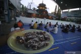 Umat Islam menunggu waktu berbuka puasa di Masjid Muhammad Cheng Ho, Surabaya, Jawa Timur, Selasa (13/4/2021). Masjid yang didirikan atas prakarsa Persatuan Islam Tionghoa Indonesia (PITI) dan tokoh serta komunitas masyarakat muslim Tionghoa tersebut membagikan makanan untuk buka puasa sebanyak 200 bungkus kurma dan nasi setiap hari dengan tetap menerapkan protokol kesehatan. Antara Jatim/Moch Asim/zk.