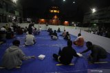 Umat Islam berbuka puasa di Masjid Muhammad Cheng Ho, Surabaya, Jawa Timur, Selasa (13/4/2021). Masjid yang didirikan atas prakarsa Persatuan Islam Tionghoa Indonesia (PITI) dan tokoh serta komunitas masyarakat muslim Tionghoa tersebut membagikan makanan untuk buka puasa sebanyak 200 bungkus kurma dan nasi setiap hari dengan tetap menerapkan protokol kesehatan. Antara Jatim/Moch Asim/zk.