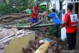 Anggota Palang Merah Indonesia (PMI) membagikan nasi bungkus untuk buka puasa bagi para pengungsi gempa di Majangtengah, Malang, Jawa Timur, Selasa (13/4/2021). Sebagian besar para pengungsi gempa Malang mengandalkan pembagian nasi bungkus dari Dapur Umum untuk berbuka puasa dapur di rumah mereka hancur. Antara Jatim/Ari Bowo Sucipto/zk.