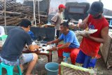 Pengungsi gempa Malang berbuka jasa dengan nasi bungkus yang dibagikan Palang Merah Indonesia (PMI) di Majangtengah, Malang, Jawa Timur, Selasa (13/4/2021). Sebagian besar para pengungsi gempa Malang mengandalkan pembagian nasi bungkus dari Dapur Umum untuk berbuka puasa dapur di rumah mereka hancur. Antara Jatim/Ari Bowo Sucipto/zk.